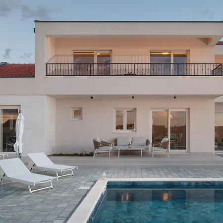 Villa Fjok, *