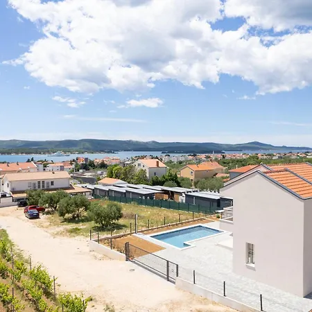 Fjok, Villa *