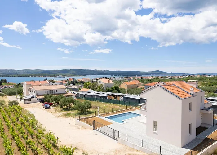 Fjok, Vila *